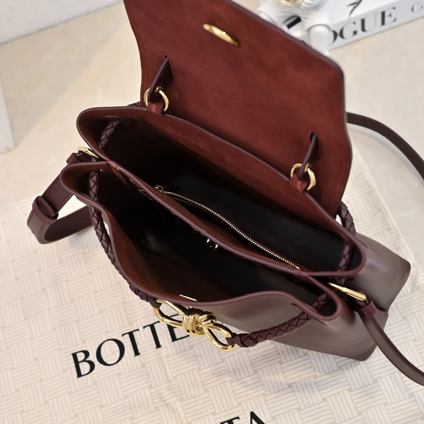Batch 2060 #Bv New Small Ciao Ciao Handbag Who carried the cute little Ciao Ciao out on the street❣️Made of Dutch Silky Calf calfskin ~ silky to the touch. The leather is thick, and the suede lining is soft and comfortable. The relaxed feeling of stacked smooth leather, the representative woven element shoulder strap, and the perfect embellishment of golden buckles💥The unique bag shape is casual and exquisite, and super practical☄️Carry Ciao Ciao to accompany you in various occasions, and be the most stylish you🎀 Size: 26x19x10.5 Style No. 5835#
